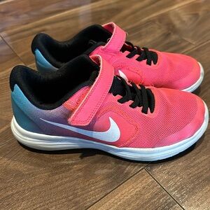 Girls Nike tennis shoes, great shape.
